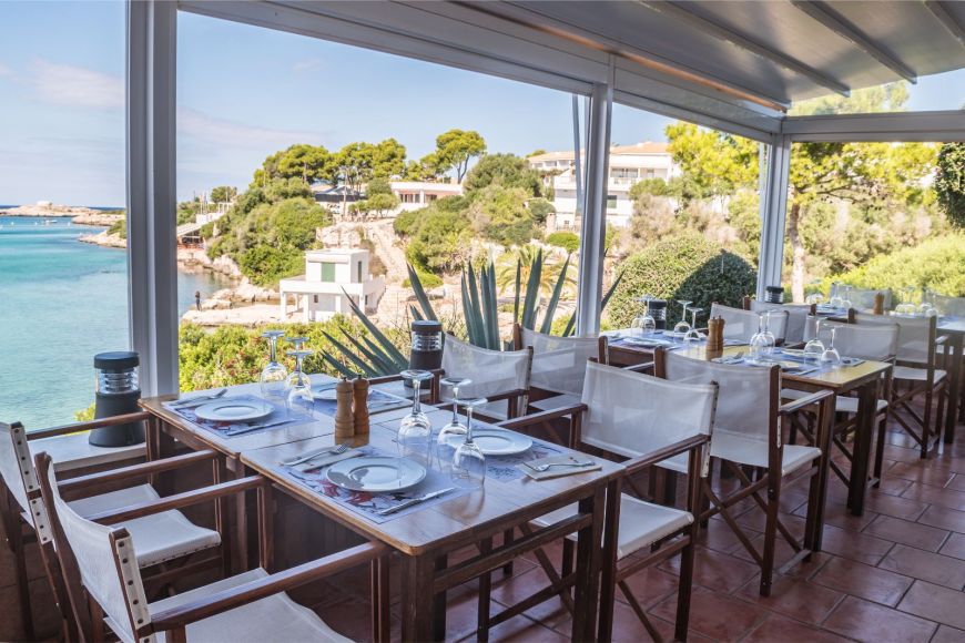 Terraza con vistas Restaurante Bahía Cala Santandría