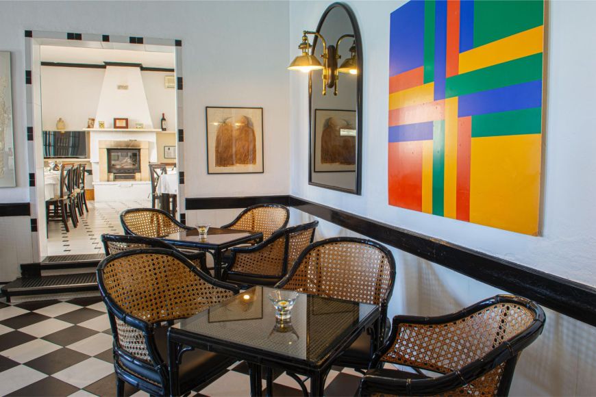 Salón con chimenea del Hotel Bahía